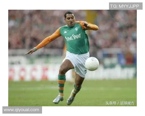 夏季足球赛场球星紧身衣搭配与舒适性分析