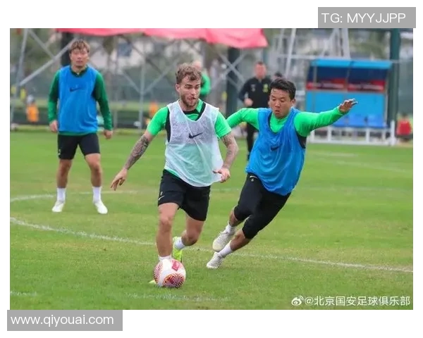 足球巨星外出活动揭秘：从训练场到生活点滴，见证球员场外风采与日常生活