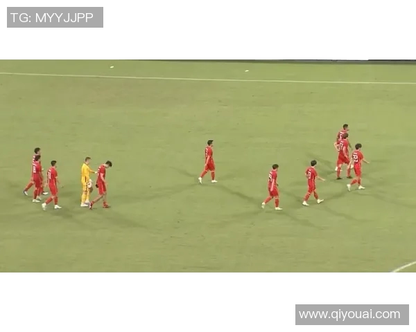 球星因突发状况被困足球场过夜视频曝光,网友热议各自猜测情况真相 球星因突发状况被困足球场过夜视频曝光,网友热议各自猜测情况真相